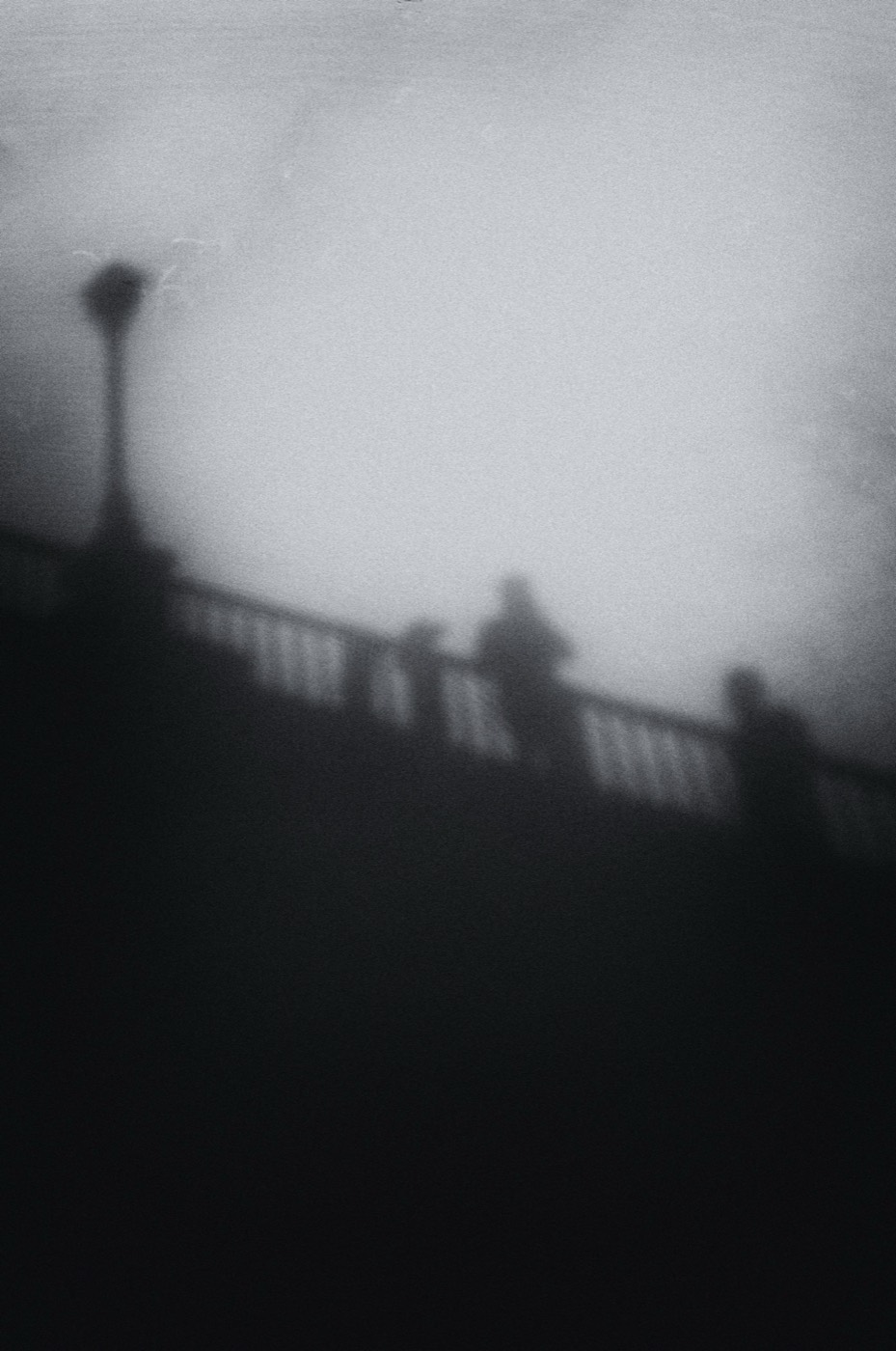 La surface du Vidourle vue depuis le pont, en noir et blanc.
